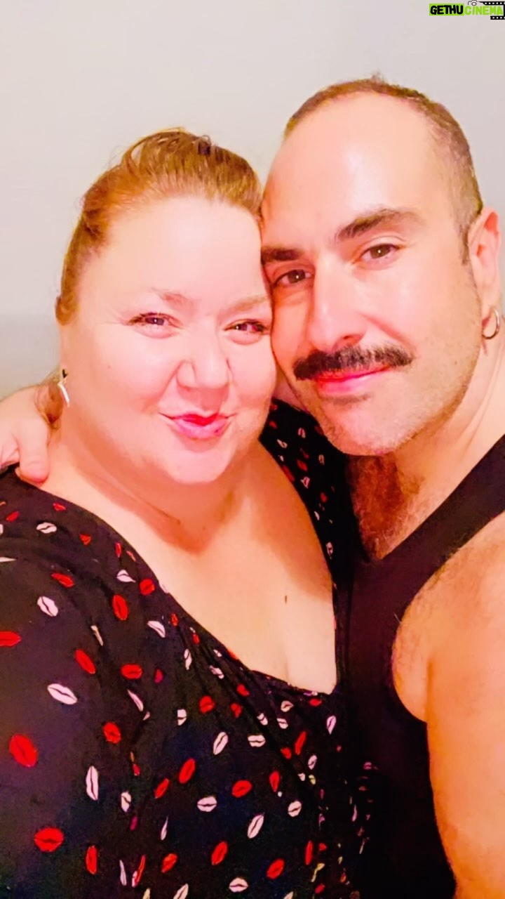 Itziar Castro Instagram - Feliz cumpleaños querido mío @albertovelasco hoy y todos los días te mereces lo mejor! 💛 Y sí, nos BESAMOS!!!!!!! 💋 #LoQueHaUnidoVisAVis #LoQueHaUnidoVisAVisNoLoSeparaNadie #happybirthday #felizcumpleaños #cumpleaños #besos #besosconsentidos #albertovelasco #itziar #itziarcastro #itziarcastrovisavis #visavis #goyavisavis #palaciosvisavis