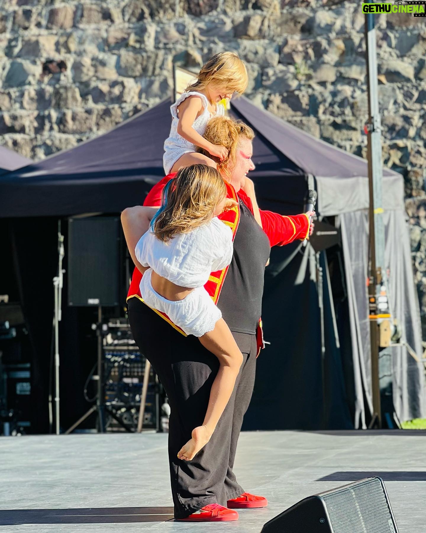 Itziar Castro - 1.5K Likes - Presentando el Kabare Kraplynka en las fiestas de la Mercè en Barcelona.
Con artistas maravillosos de Ucrania 🇺🇦 cambiamos las 🚨 y las bombas por 👏🏽 y risas.
#circo #circ #lamercè #lamercè2023 #barcelona #castelldemontjuic #itziar #itziarcastro #itziarcastrovisavis #presentadora #mc #maestradeceremonias #kabaretkraplynka #kabarekraplynka #kabaret #cabaret