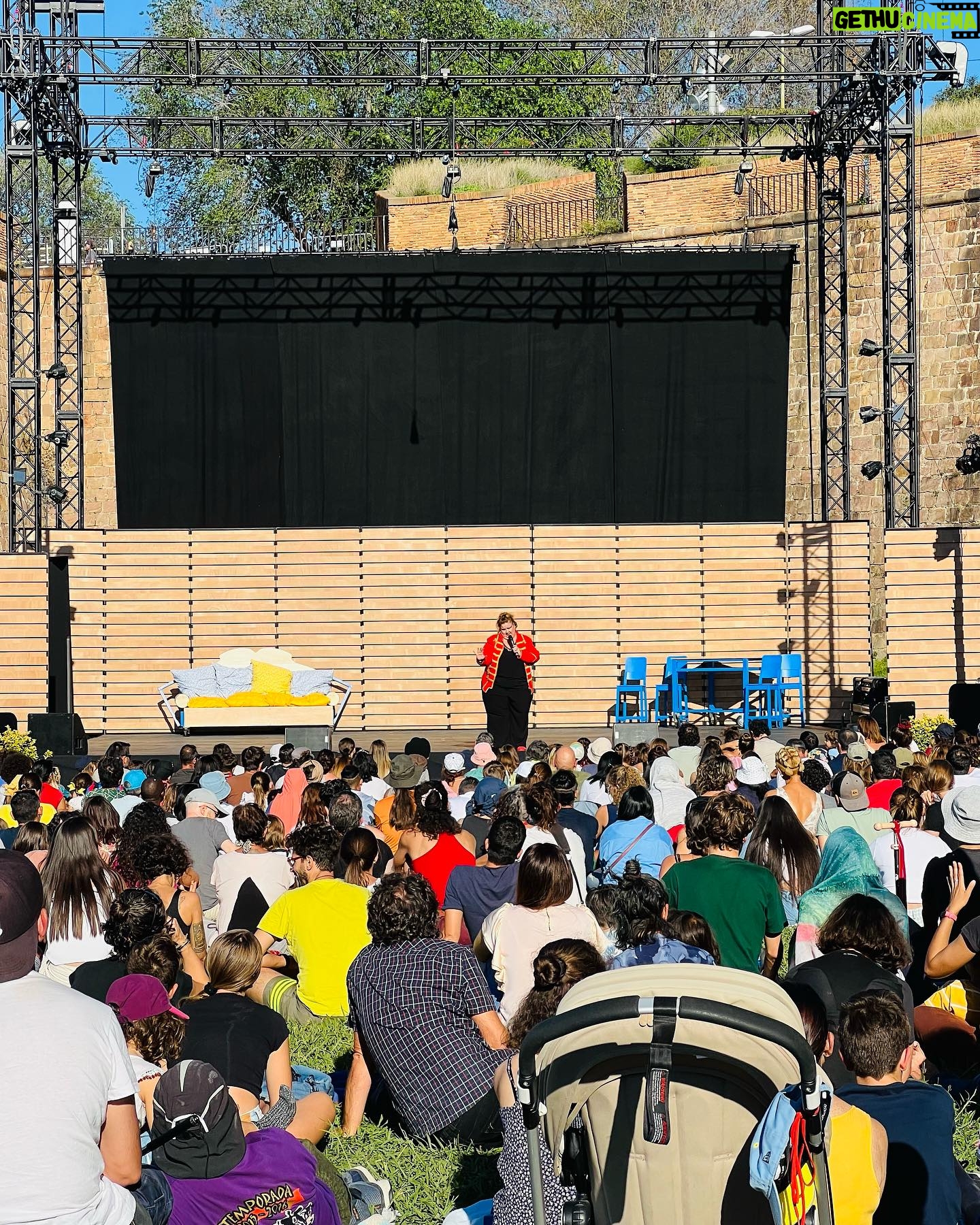 Itziar Castro - 1.5K Likes - Presentando el Kabare Kraplynka en las fiestas de la Mercè en Barcelona.
Con artistas maravillosos de Ucrania 🇺🇦 cambiamos las 🚨 y las bombas por 👏🏽 y risas.
#circo #circ #lamercè #lamercè2023 #barcelona #castelldemontjuic #itziar #itziarcastro #itziarcastrovisavis #presentadora #mc #maestradeceremonias #kabaretkraplynka #kabarekraplynka #kabaret #cabaret