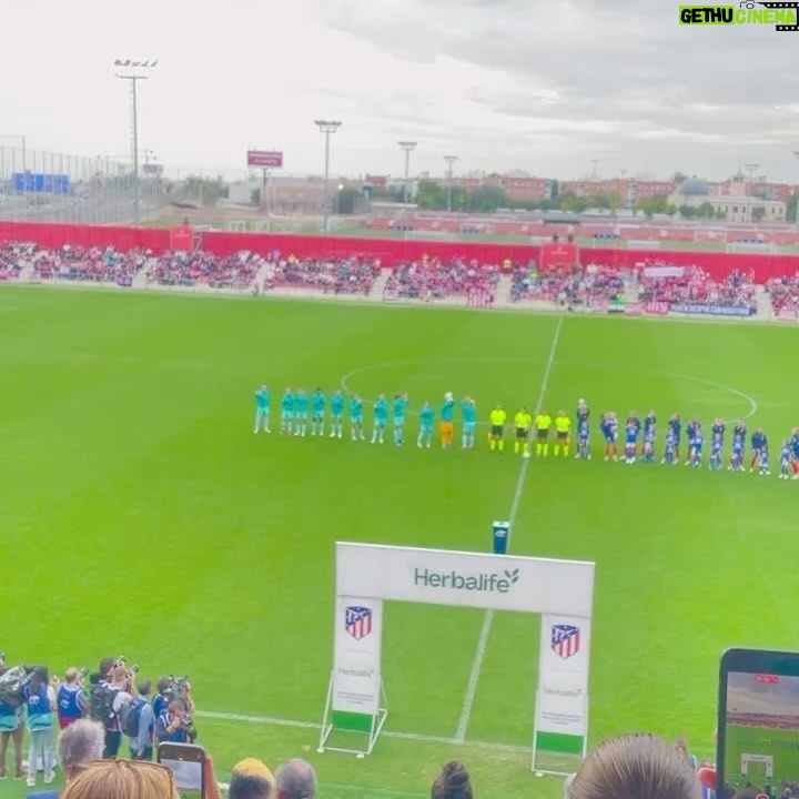 Itziar Castro Instagram - FĂștbol y sororidad đ podrĂa ser contradictorio o un oxĂmoron, pero es una realidad maravillosa! Gracias @atletifemenino @fcbfemeni #fĂștbol #fĂștbolfemenino #seacabĂł #sororidad #amistad #atleticodemadrid #fcbarcelona #barça #mujeres #wonen #soccer #fĂștbolfemenino