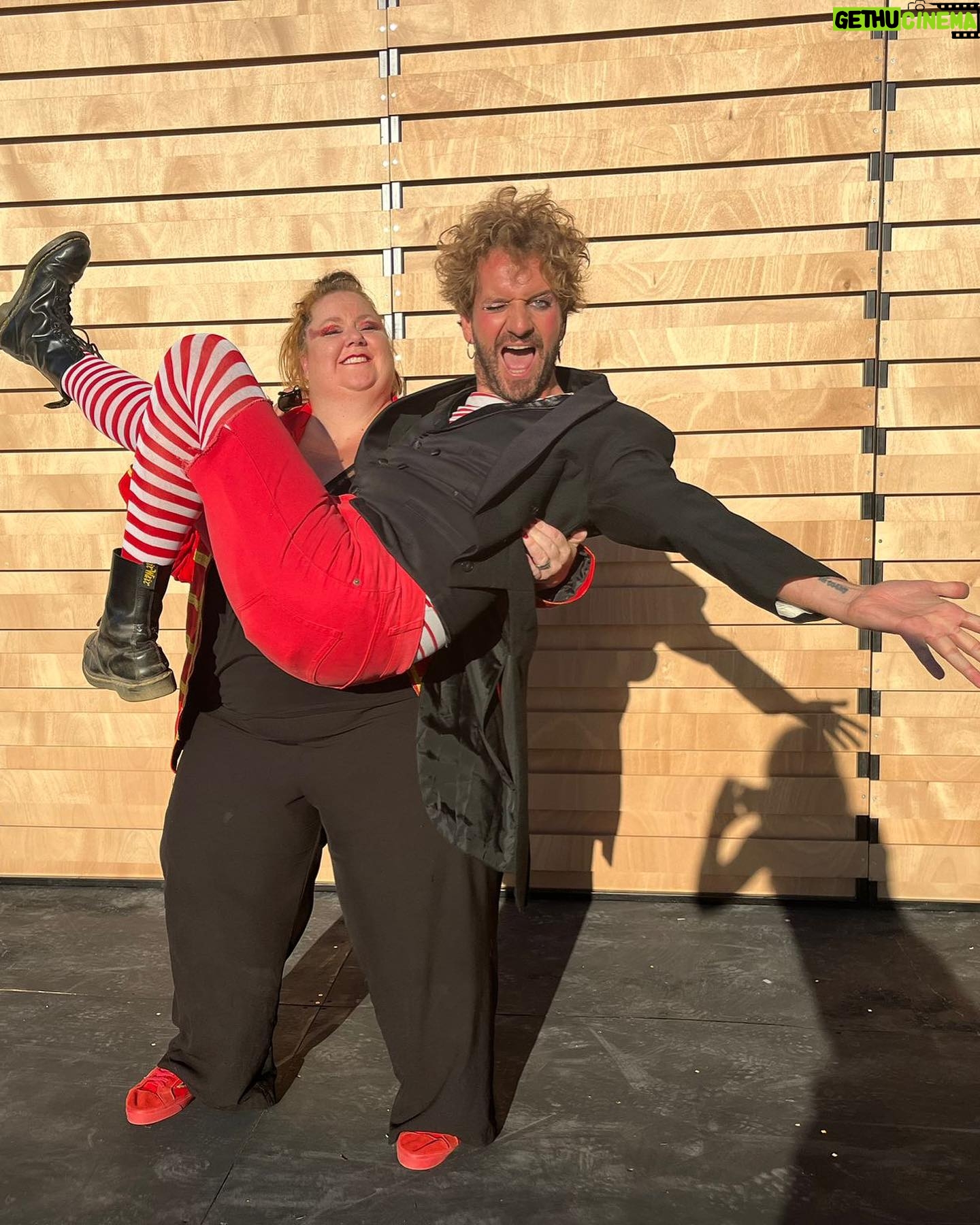 Itziar Castro - 1.5K Likes - Presentando el Kabare Kraplynka en las fiestas de la Mercè en Barcelona.
Con artistas maravillosos de Ucrania 🇺🇦 cambiamos las 🚨 y las bombas por 👏🏽 y risas.
#circo #circ #lamercè #lamercè2023 #barcelona #castelldemontjuic #itziar #itziarcastro #itziarcastrovisavis #presentadora #mc #maestradeceremonias #kabaretkraplynka #kabarekraplynka #kabaret #cabaret