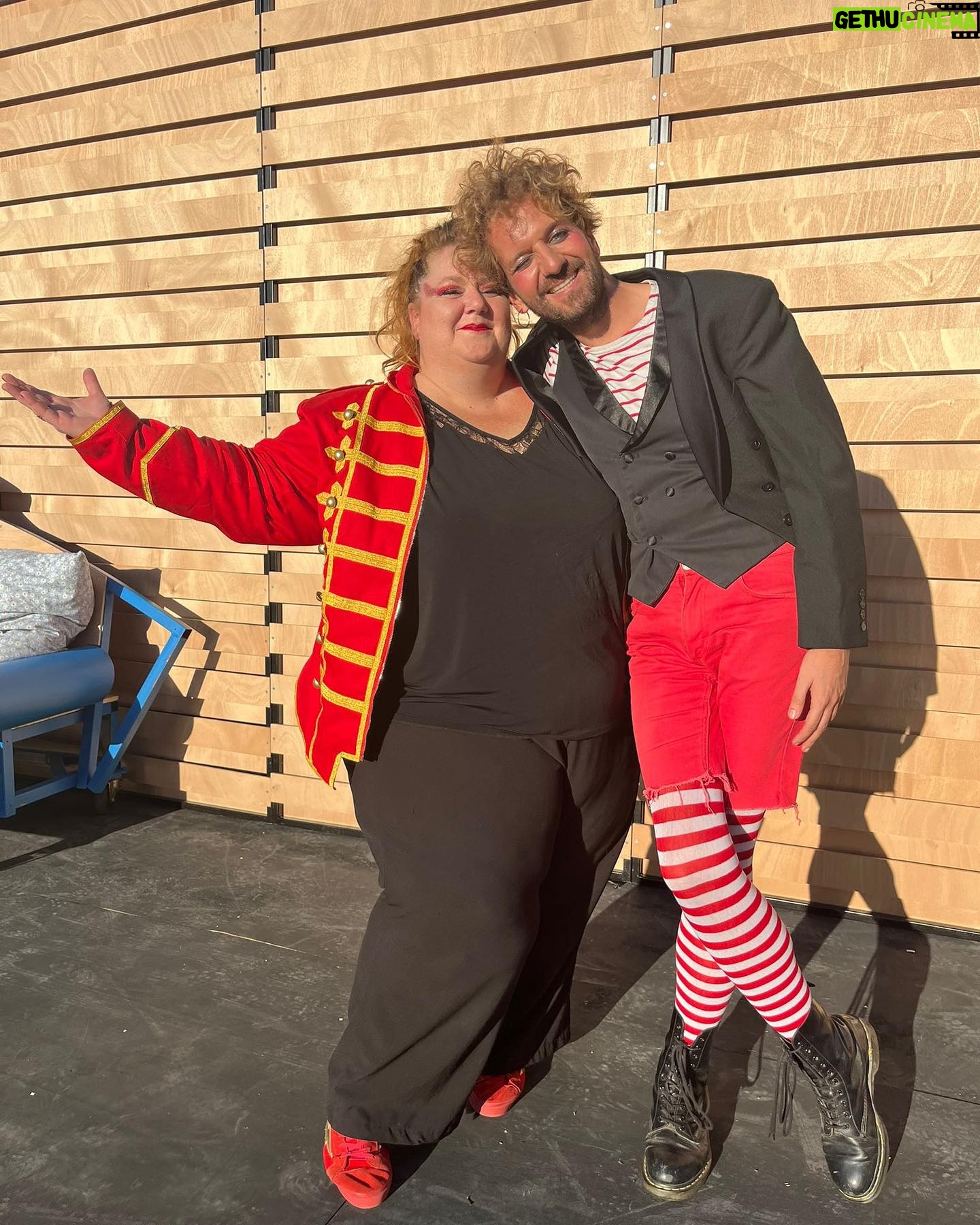Itziar Castro - 1.5K Likes - Presentando el Kabare Kraplynka en las fiestas de la Mercè en Barcelona.
Con artistas maravillosos de Ucrania 🇺🇦 cambiamos las 🚨 y las bombas por 👏🏽 y risas.
#circo #circ #lamercè #lamercè2023 #barcelona #castelldemontjuic #itziar #itziarcastro #itziarcastrovisavis #presentadora #mc #maestradeceremonias #kabaretkraplynka #kabarekraplynka #kabaret #cabaret