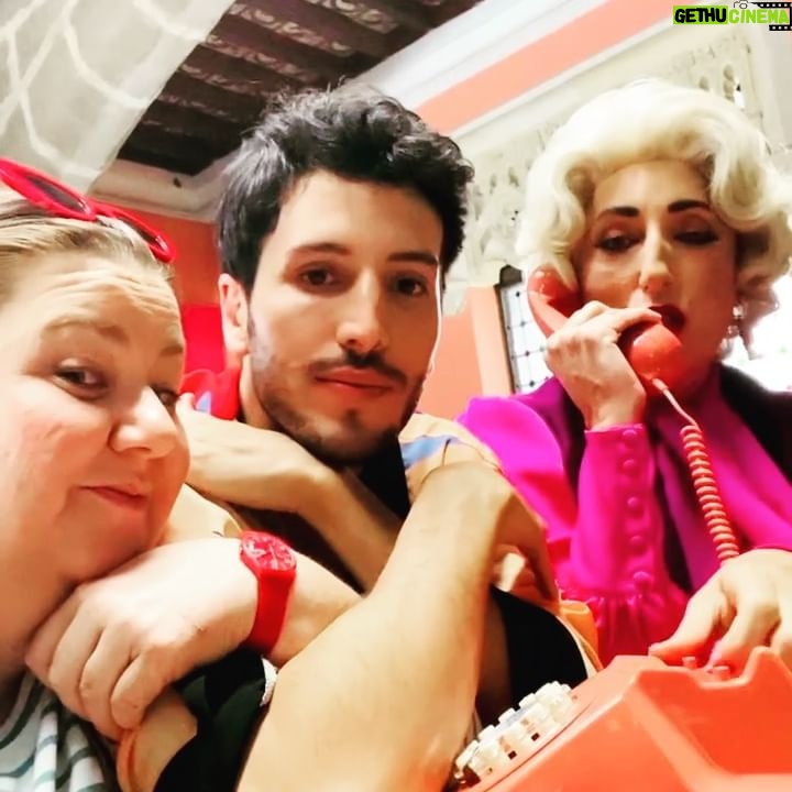 Itziar Castro - 1.9K Likes - Tengo tantos momentos divertidos con @rossydpalma que no se cuál elegir para felicitarle el cumpleaños, así que aquí tenéis carrusel de vídeos llenos de 😂
Doy gracias al universo por habernos juntado, pq cuando no la conoces la admiras, pero cuando la conoces no puedes hacer otra cosa que AMARLA ❤️
Feliz cumpleaños querida, adorada, admirada amiga Rossy 🌴 TE QUIERO, TE ADORO y no es sólo just in case 😜
Aquí algunos momentos llenos de RISAS en #behindthescenes en el rodaje de #ÉraseUnaVezPeroYaNo de @manolocaro con @sebastianyatra @soymtrevino @asieretxeandia @monica__mara @lunalionne @netflixes @netflixlat @netflix
#rossydepalma #cumpleaños #happybirthday #birthday #lavieenrossy #sebastianyatra #yatra #marianatreviño #asieretxeandia #manolocaro #itziar #itziarcastro #itziarcastrovisavis #rodaje #detrásdecámaras #humor #risas