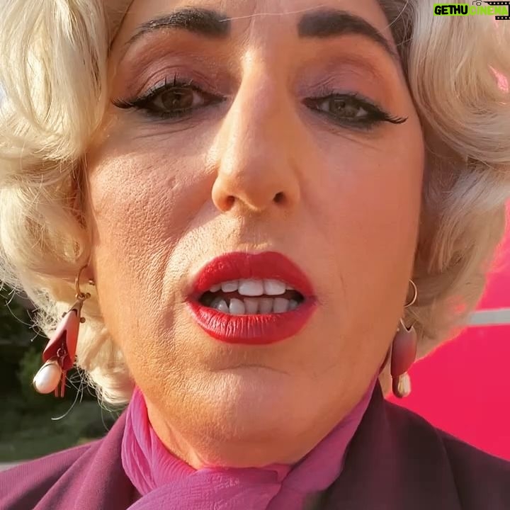 Itziar Castro - 1.9K Likes - Tengo tantos momentos divertidos con @rossydpalma que no se cuál elegir para felicitarle el cumpleaños, así que aquí tenéis carrusel de vídeos llenos de 😂
Doy gracias al universo por habernos juntado, pq cuando no la conoces la admiras, pero cuando la conoces no puedes hacer otra cosa que AMARLA ❤️
Feliz cumpleaños querida, adorada, admirada amiga Rossy 🌴 TE QUIERO, TE ADORO y no es sólo just in case 😜
Aquí algunos momentos llenos de RISAS en #behindthescenes en el rodaje de #ÉraseUnaVezPeroYaNo de @manolocaro con @sebastianyatra @soymtrevino @asieretxeandia @monica__mara @lunalionne @netflixes @netflixlat @netflix
#rossydepalma #cumpleaños #happybirthday #birthday #lavieenrossy #sebastianyatra #yatra #marianatreviño #asieretxeandia #manolocaro #itziar #itziarcastro #itziarcastrovisavis #rodaje #detrásdecámaras #humor #risas