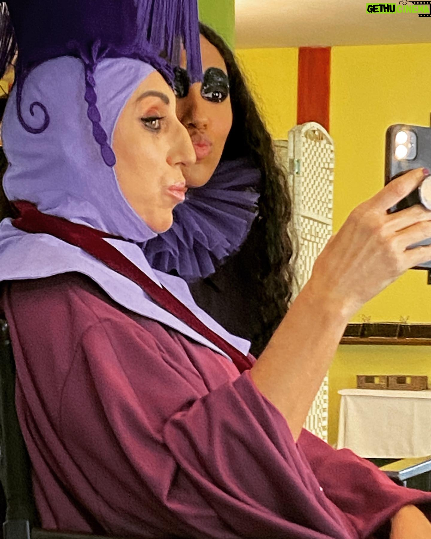 Itziar Castro - 1.9K Likes - Tengo tantos momentos divertidos con @rossydpalma que no se cuál elegir para felicitarle el cumpleaños, así que aquí tenéis carrusel de vídeos llenos de 😂
Doy gracias al universo por habernos juntado, pq cuando no la conoces la admiras, pero cuando la conoces no puedes hacer otra cosa que AMARLA ❤️
Feliz cumpleaños querida, adorada, admirada amiga Rossy 🌴 TE QUIERO, TE ADORO y no es sólo just in case 😜
Aquí algunos momentos llenos de RISAS en #behindthescenes en el rodaje de #ÉraseUnaVezPeroYaNo de @manolocaro con @sebastianyatra @soymtrevino @asieretxeandia @monica__mara @lunalionne @netflixes @netflixlat @netflix
#rossydepalma #cumpleaños #happybirthday #birthday #lavieenrossy #sebastianyatra #yatra #marianatreviño #asieretxeandia #manolocaro #itziar #itziarcastro #itziarcastrovisavis #rodaje #detrásdecámaras #humor #risas