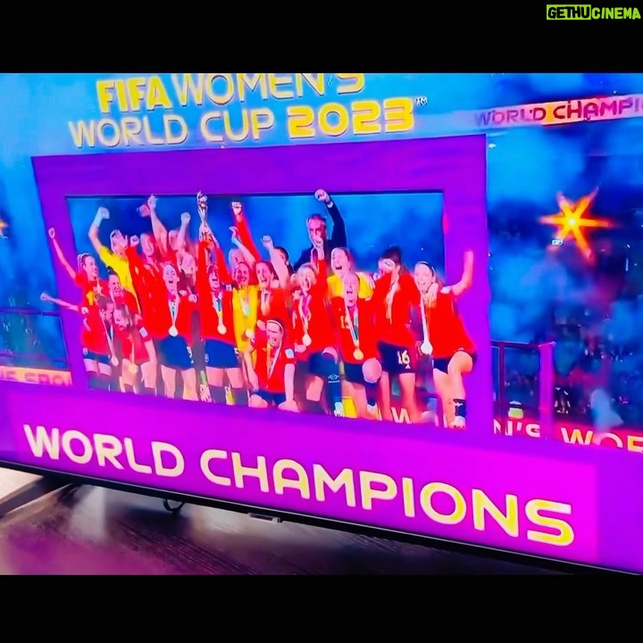 Itziar Castro - 2.7K Likes - CAMPEONAS DEL MUNDO!!!!!!! 🏆♥️ #LASmejores @sefutbolfem @jennihermoso @salmaparalluelo @alexiaputellas @ireneparedes4 @laiacodina5 @olgacarmona7 @aitana.bonmati @__cata13 @mariona8co
Qué maravilla vivirlo junto a @enmalopeza @ceciliagessa @pariente.susana @faniff @maribelhdezs @maria_doval17
#mundial #mudialfutbol #futbolfemenino #jenniferhermoso #alexiaputellas #salmaparalluelo #lasmejoresdelmundo #itziar #itziarcastro #itziarcastrovisavis
