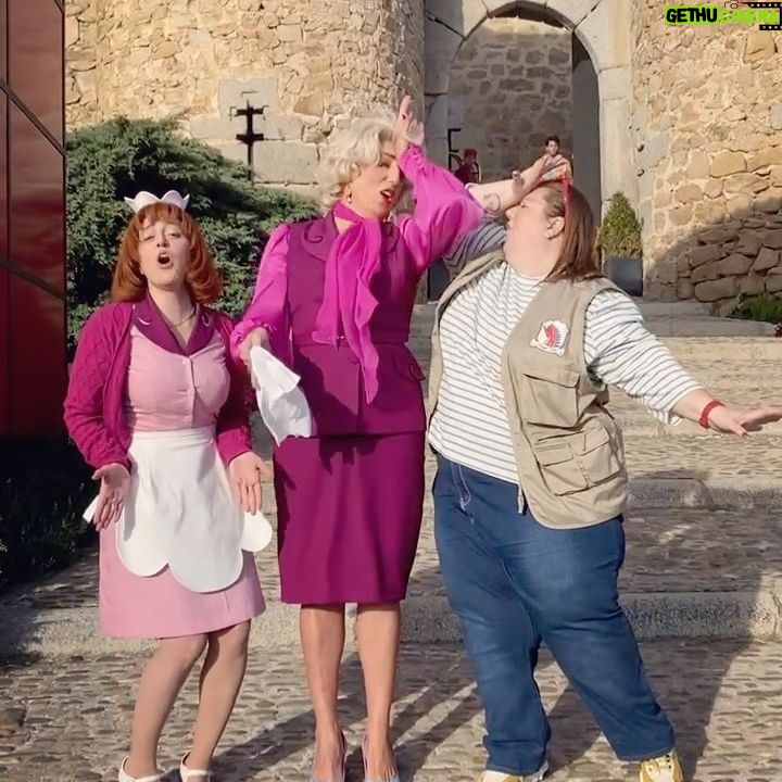 Itziar Castro - 1.9K Likes - Tengo tantos momentos divertidos con @rossydpalma que no se cuál elegir para felicitarle el cumpleaños, así que aquí tenéis carrusel de vídeos llenos de 😂
Doy gracias al universo por habernos juntado, pq cuando no la conoces la admiras, pero cuando la conoces no puedes hacer otra cosa que AMARLA ❤️
Feliz cumpleaños querida, adorada, admirada amiga Rossy 🌴 TE QUIERO, TE ADORO y no es sólo just in case 😜
Aquí algunos momentos llenos de RISAS en #behindthescenes en el rodaje de #ÉraseUnaVezPeroYaNo de @manolocaro con @sebastianyatra @soymtrevino @asieretxeandia @monica__mara @lunalionne @netflixes @netflixlat @netflix
#rossydepalma #cumpleaños #happybirthday #birthday #lavieenrossy #sebastianyatra #yatra #marianatreviño #asieretxeandia #manolocaro #itziar #itziarcastro #itziarcastrovisavis #rodaje #detrásdecámaras #humor #risas