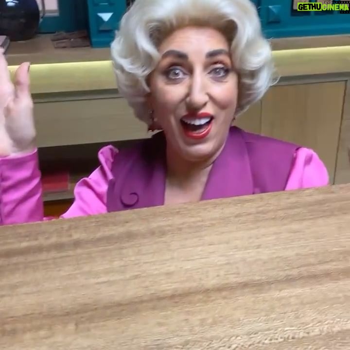Itziar Castro - 1.9K Likes - Tengo tantos momentos divertidos con @rossydpalma que no se cuál elegir para felicitarle el cumpleaños, así que aquí tenéis carrusel de vídeos llenos de 😂
Doy gracias al universo por habernos juntado, pq cuando no la conoces la admiras, pero cuando la conoces no puedes hacer otra cosa que AMARLA ❤️
Feliz cumpleaños querida, adorada, admirada amiga Rossy 🌴 TE QUIERO, TE ADORO y no es sólo just in case 😜
Aquí algunos momentos llenos de RISAS en #behindthescenes en el rodaje de #ÉraseUnaVezPeroYaNo de @manolocaro con @sebastianyatra @soymtrevino @asieretxeandia @monica__mara @lunalionne @netflixes @netflixlat @netflix
#rossydepalma #cumpleaños #happybirthday #birthday #lavieenrossy #sebastianyatra #yatra #marianatreviño #asieretxeandia #manolocaro #itziar #itziarcastro #itziarcastrovisavis #rodaje #detrásdecámaras #humor #risas