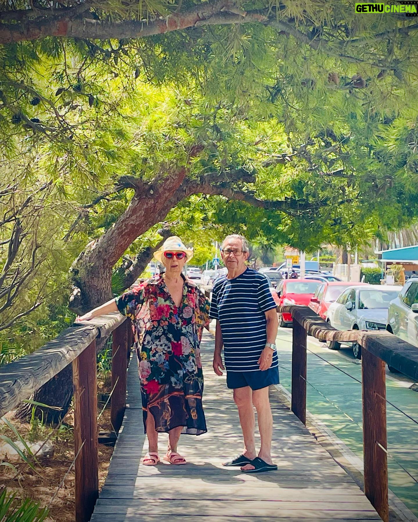 Itziar Castro - 4.9K Likes - Mis padres han trabajado todos los festivos de su vida, no han tenido casi vacaciones, y verles disfrutar como niños pequeños es algo que me emociona mucho. 🥹
Gracias a @alcossebreseaexperience por ayudarme a hacerles disfrutar ❤️
Volver a ver sonreír a mi padre en el 🌊 🐙
Mi madre disfrutando de cada momento🍹🦪
La 1a vez en su vida por el delta 🌾 y viendo 🦩
Sigo emocionada! 🥰
#verano #familia #family #summer #alcossebre #deltadelebre #deltadelebro #trabucador #flamenco #reservanaturaldeldelta #itziar #itziarcastro #itziarcastrovisavis #love #amor #emoción #comoniños #disfrutar #vida