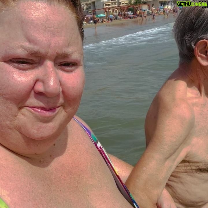 Itziar Castro - 4.9K Likes - Mis padres han trabajado todos los festivos de su vida, no han tenido casi vacaciones, y verles disfrutar como niños pequeños es algo que me emociona mucho. 🥹
Gracias a @alcossebreseaexperience por ayudarme a hacerles disfrutar ❤️
Volver a ver sonreír a mi padre en el 🌊 🐙
Mi madre disfrutando de cada momento🍹🦪
La 1a vez en su vida por el delta 🌾 y viendo 🦩
Sigo emocionada! 🥰
#verano #familia #family #summer #alcossebre #deltadelebre #deltadelebro #trabucador #flamenco #reservanaturaldeldelta #itziar #itziarcastro #itziarcastrovisavis #love #amor #emoción #comoniños #disfrutar #vida