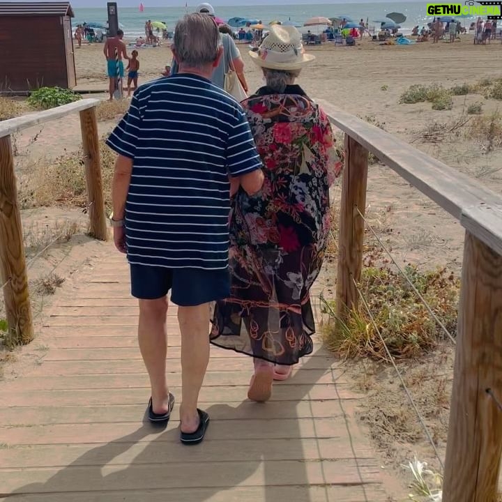 Itziar Castro - 4.9K Likes - Mis padres han trabajado todos los festivos de su vida, no han tenido casi vacaciones, y verles disfrutar como niños pequeños es algo que me emociona mucho. 🥹
Gracias a @alcossebreseaexperience por ayudarme a hacerles disfrutar ❤️
Volver a ver sonreír a mi padre en el 🌊 🐙
Mi madre disfrutando de cada momento🍹🦪
La 1a vez en su vida por el delta 🌾 y viendo 🦩
Sigo emocionada! 🥰
#verano #familia #family #summer #alcossebre #deltadelebre #deltadelebro #trabucador #flamenco #reservanaturaldeldelta #itziar #itziarcastro #itziarcastrovisavis #love #amor #emoción #comoniños #disfrutar #vida
