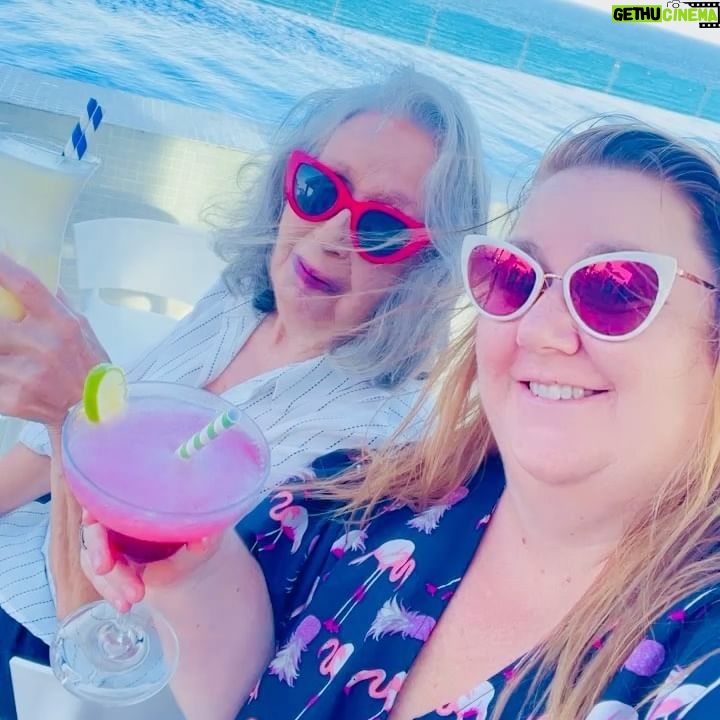 Itziar Castro - 4.9K Likes - Mis padres han trabajado todos los festivos de su vida, no han tenido casi vacaciones, y verles disfrutar como niños pequeños es algo que me emociona mucho. 🥹
Gracias a @alcossebreseaexperience por ayudarme a hacerles disfrutar ❤️
Volver a ver sonreír a mi padre en el 🌊 🐙
Mi madre disfrutando de cada momento🍹🦪
La 1a vez en su vida por el delta 🌾 y viendo 🦩
Sigo emocionada! 🥰
#verano #familia #family #summer #alcossebre #deltadelebre #deltadelebro #trabucador #flamenco #reservanaturaldeldelta #itziar #itziarcastro #itziarcastrovisavis #love #amor #emoción #comoniños #disfrutar #vida