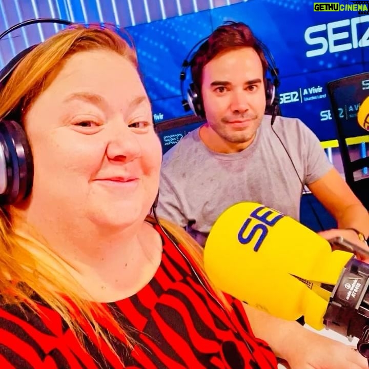 Itziar Castro Instagram - Ha sido un placer CANCANEAR este verano en @avivir de @la_ser Nos hemos reído, compartido, criticado, hemos queerizado las ondas, y todo ello en muy buena compañía! Con la capitana @lululancho y el resto de la troupe @pintamonas @barbaraayuso @guillermoalonso_ @carlescuevas y @palomarando El final del verano 🍻 #radio #programaderadio #cancaneo #cadenaser #humor #colaboradora #itziar #itziarcastro #itziarcastrovisavis #laser #actress #actriz #nomakeupselfie #sinmaquillaje #natural