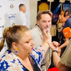 Itziar Castro Instagram - Cuando tu compi @maggiecivantos no sólo es la prota si no que también es la productora de #ElJuegoLaPelícula hay que ir a apoyarla! 

Y ahí estuvimos la familia de #visavis y de la cultura. 

#premiere #cine #cineespañol #visavis3 #visavis4 #visaviseloasis #itziar #itziarcastro #itziarcastrovisavis #maggiecivantos #estreno
