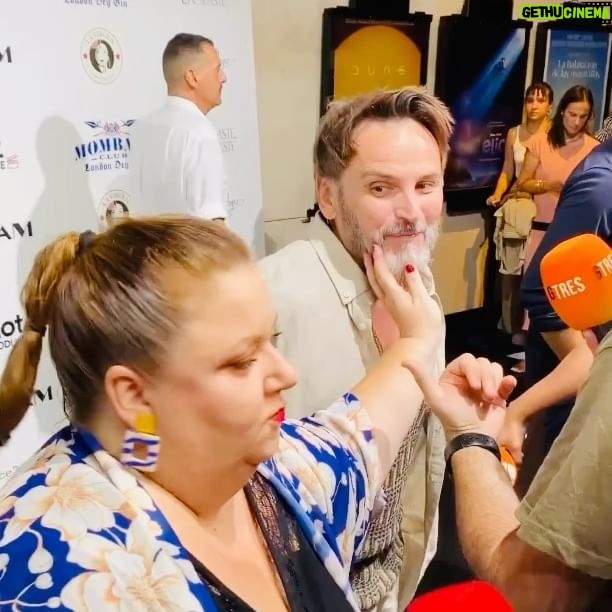 Itziar Castro - 3.8K Likes - Cuando tu compi @maggiecivantos no sólo es la prota si no que también es la productora de #ElJuegoLaPelícula hay que ir a apoyarla!
Y ahí estuvimos la familia de #visavis y de la cultura.
#premiere #cine #cineespañol #visavis3 #visavis4 #visaviseloasis #itziar #itziarcastro #itziarcastrovisavis #maggiecivantos #estreno