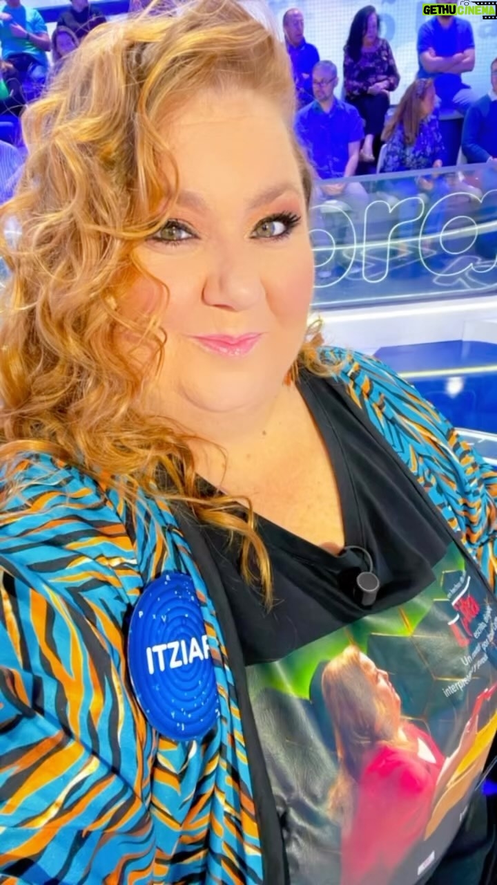 Itziar Castro Instagram - ¿Qué os pareció mi intervención de ayer en @pasapalabra ? Si os gustó, hoy más y mejor! #blueteam 💙 @gonzo_queitano junto a @oldgarcia #pasapalabra #risas #tv #programa #programatv #entretenimiento #itziar #itziarcastro #itziarcastrovisavis #gonzo #robertoleal