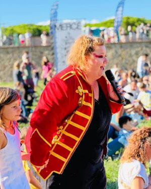 Itziar Castro Instagram - Presentando el Kabare Kraplynka en las fiestas de la Mercè en Barcelona. 

Con artistas maravillosos de Ucrania 🇺🇦 cambiamos las 🚨 y las bombas por 👏🏽 y risas. 

#circo #circ #lamercè #lamercè2023 #barcelona #castelldemontjuic #itziar #itziarcastro #itziarcastrovisavis #presentadora #mc #maestradeceremonias #kabaretkraplynka #kabarekraplynka #kabaret #cabaret