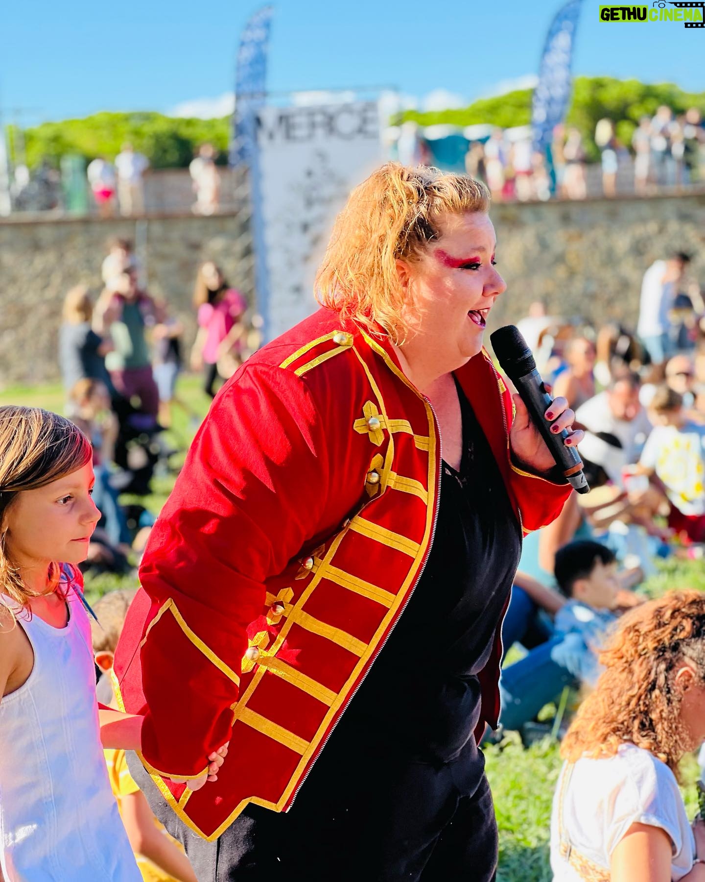 Itziar Castro - 1.5K Likes - Presentando el Kabare Kraplynka en las fiestas de la Mercè en Barcelona.
Con artistas maravillosos de Ucrania 🇺🇦 cambiamos las 🚨 y las bombas por 👏🏽 y risas.
#circo #circ #lamercè #lamercè2023 #barcelona #castelldemontjuic #itziar #itziarcastro #itziarcastrovisavis #presentadora #mc #maestradeceremonias #kabaretkraplynka #kabarekraplynka #kabaret #cabaret