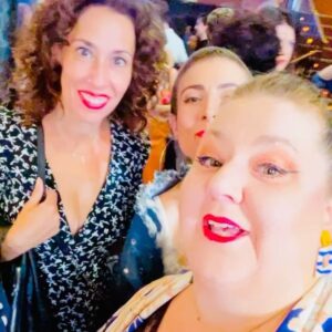 Itziar Castro Instagram - Cuando tu compi @maggiecivantos no sólo es la prota si no que también es la productora de #ElJuegoLaPelícula hay que ir a apoyarla! 

Y ahí estuvimos la familia de #visavis y de la cultura. 

#premiere #cine #cineespañol #visavis3 #visavis4 #visaviseloasis #itziar #itziarcastro #itziarcastrovisavis #maggiecivantos #estreno