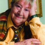 Itziar Castro Instagram - Hoy hace 25 años que nos dejó GLORIA FUERTES, referente en poesía, en visibilidad lésbica, en lucha obrera, en pacifismo… Una lástima no haberla podio conocer en persona, aún así ha sido y es mi referente en muchas cosas, la última, una intervención en rtve diciendo que ella sólo se enamoraba de la buena gente, que la belleza estaba sobrevalorada, y me sumo a ello, viva la buena gente! Aquí mi pequeño homenaje en formato poema, incluido en mi libro #ConElCorazónPorDelante #gloriafuertes #poesía #poema #lesbianavisible #visibilidadelesbica #amor #desamor #poemas #poemadeamor #poemasdeamor #poemascortos #cartacanción #aúnteechodemenos #deamorydesamor #itziar #itziarcastro #itziarcastrovisavis #feminismo #lgtb #lgbt