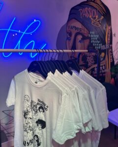 Iva Domingues Instagram - A t -shirt que estou a vestir é uma homenagem a todas as mulheres que passam ou já passaram por um cancro de mama mas sobretudo simboliza a importância de priorizarmos a nossa saúde, não descurarmos as consultas médicas periódicas, estarmos atentas ao nosso corpos e fazermos o auto - exame da mama com frequência. Esta t -shirt quer passar essa mensagem : EXAMINA-AS ! (•)(•) A receita TOTAL das vendas reverte a favor do IPO Lisboa - que tantas mulheres ajuda todos os dias : um lugar de cura , de esperança e de vida. 🩷 🌟 Adquira a sua T-shirt nos espaços @seventhbrunch que apoiam esta iniciativa ou na loja online https://www.seventh.style/ @ipolisboa #examina-as