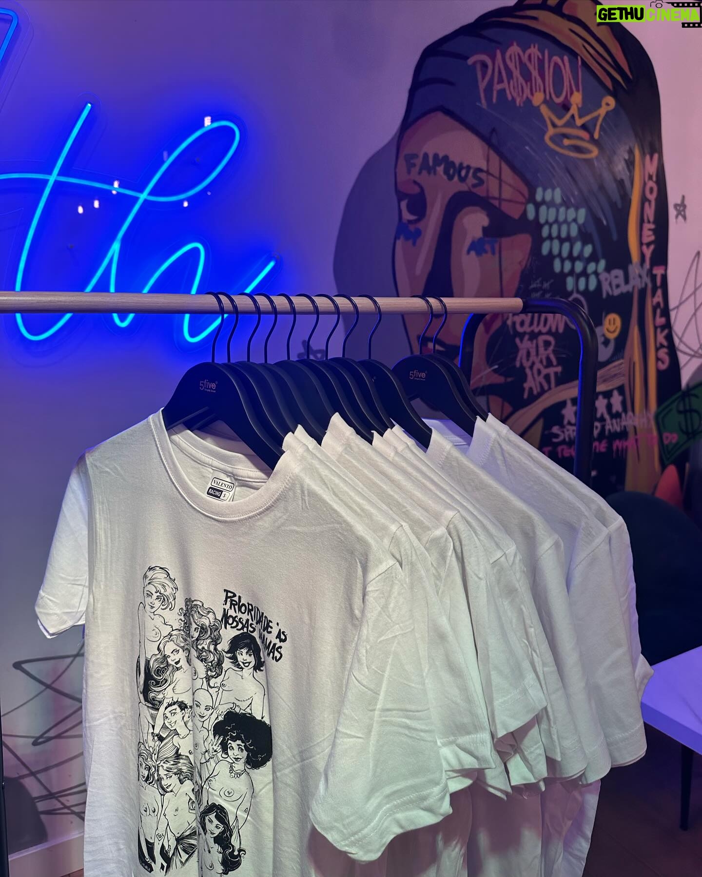 Iva Domingues Instagram - A t -shirt que estou a vestir é uma homenagem a todas as mulheres que passam ou já passaram por um cancro de mama mas sobretudo simboliza a importância de priorizarmos a nossa saúde, não descurarmos as consultas médicas periódicas, estarmos atentas ao nosso corpos e fazermos o auto - exame da mama com frequência. Esta t -shirt quer passar essa mensagem : EXAMINA-AS ! (•)(•) A receita TOTAL das vendas reverte a favor do IPO Lisboa - que tantas mulheres ajuda todos os dias : um lugar de cura , de esperança e de vida. 🩷 🌟 Adquira a sua T-shirt nos espaços @seventhbrunch que apoiam esta iniciativa ou na loja online https://www.seventh.style/ @ipolisboa #examina-as