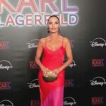 Iva Domingues Instagram - BECOMING KARL LAGERFELD 💝 estreia dia 7 de Junho em exclusivo na @disneypluspt Obrigada @disneypluspt pela noite memorável na estreia mundial da série que, estou certa, será um sucesso estrondoso! O elenco, a realização e a fotografia, o guarda-roupa, meu Deus, o guarda roupa ! 😱♥️🫠 Eu quero viver dentro desta série ! Os cenários, o design de produção, a banda sonora … Está tão bonito! Está tão bem conseguido! Os meus parabéns! 👏🏻👏🏻👏🏻 Como se não bastasse, fomos recebidos com uma festa como há muito não via, ( os Parisienses sabem receber… é o chamado savoir faire ✨) e a cereja no topo de bolo, a simpatia de todo o elenco da série, que se divertiu imenso connosco ao som da música da década de 70. ADOREI! 😍 P.S. as interpretações de @thedanielbruhl e do @theodorepellerin são do outro mundo !!!!!! Obrigada @margaridatb ♥️ obrigada @margarida_morais ♥️ obrigada @barbaracpinto ♥️ obrigada @rubenalves09 ♥️