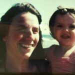 Iva Domingues Instagram - “ Mãe é quem fica. Depois que todos vão. Depois que a luz apaga. Depois que todos dormem. Mãe fica. Às vezes não fica em presença física. Mas mãe sempre fica. Uma vez que você tenha um filho, nunca mais seu coração estará inteiramente onde você estiver. Uma parte dele sempre fica. Fica neles. Se eles comeram. Se dormiram na hora certa. Se brincaram como deveriam. Se a professora da escola é gentil. Se o amiguinho parou de bater. Se o pai lembrou de dar o remédio. Mãe fica. Fica entalada no escorregador do espaço kids pra brincar com a cria. Fica espremida no canto da cama de madrugada pra se certificar que a tosse melhorou. Fica com o resto da comida do filho pra não perder mais tempo cozinhando. É quando a gente fica que nasce a mãe. Na presença inteira. No olhar atento. Nos braços que embalam. No colo que acolhe. Mãe é quem fica. Quando o chão some sob os pés. Quando todo mundo vai embora. Quando as certezas se desfazem. Mãe fica. Mãe é a teimosia do amor, que insiste em permanecer e ocupar todos os cantos. É caminho de cura. Nada jamais será mais transformador do que amar um filho. E nada jamais será mais fortalecedor que ser amado por uma mãe. É porque a mãe fica, que o filho vai. E no filho que vai, sempre fica um pouco da mãe: em um jeito peculiar de dobrar as roupas. Na mania de empilhar a louça só do lado esquerdo da pia. No hábito de sempre avisar que está entrando no banho. Na compaixão pelos outros. No olhar sensível. Na força pra lutar. No coração do filho, mãe fica. “ ♥️