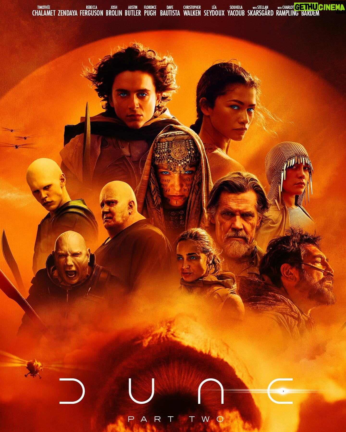 Iva Domingues Instagram - Duna (parte 2) é uma experiência imersiva monumental, um colírio para os olhos, um bálsamo para um geek / nerd de cinema como eu 😂 sobretudo se vivenciado numa sala Imax . Sentados na plateia, perante aquela tela gigante , somos literalmente sugados pelo mundo extraordinário que Denis Villeneuve conseguiu recriar adaptando magistralmente a obra de Frank Herbert! A realização, a direção de fotografia, a edição, a banda sonora, divina, de Hans Zimmer, os efeitos especiais, o design de produção, o guarda-roupa, a edição de som, e o elenco, fazem deste sci-fi o ÉPICO do século, pelo menos até agora. Para o género blockbuster é um filme corajoso, já que revela sem pudores e até com algum humor, o lado mais perverso da religião e do fanatismo, como da loucura insana que é a obsessão pelo poder e pela conquista, através da aniquilação total de um povo . ( Herbert era um visionário…) É já o filme com a mais alta classificação de sempre, na história do cinema, no IMDB, a par do ‘ Padrinho ‘ e de ‘ Os Prisioneiros de Shawshank ’ e percebo porquê ; Duna 2 é ainda mais monumental, mais espectacular, mais poderoso, mais assombroso que o seu antecessor. Fiquei em êxtase! Ide ver, minha gente. Ide ver!!!❤️🔥 ( e se possível em IMAX. Faz toda a diferença! )