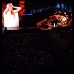 Iva Domingues Instagram - - “ EU AMO-VOS ! “ Taylor Swift, 24 de Maio de 2024, Lisboa 🇵🇹 A internet pode ser um sítio mesmo giro, sobretudo quando falamos do público da Taylor Swift ! Ora, no post anterior eu falei de UM MOMENTO que não filmei, mas o Pedro Ferreira fez questão de me enviar! Pois fica aqui para que possam ver como não exagerei, a não ser no tempo das palmas, foram 4 minutos e não 5 😎 Obrigada, Pedro Ferreira . #taylorswift #standingovation #thetorturedpoetsdepartment #liveperformance #taylorswiftedit