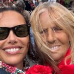 Iva Domingues Instagram - “ Mãe é quem fica. Depois que todos vão. Depois que a luz apaga. Depois que todos dormem. Mãe fica. Às vezes não fica em presença física. Mas mãe sempre fica. Uma vez que você tenha um filho, nunca mais seu coração estará inteiramente onde você estiver. Uma parte dele sempre fica. Fica neles. Se eles comeram. Se dormiram na hora certa. Se brincaram como deveriam. Se a professora da escola é gentil. Se o amiguinho parou de bater. Se o pai lembrou de dar o remédio. Mãe fica. Fica entalada no escorregador do espaço kids pra brincar com a cria. Fica espremida no canto da cama de madrugada pra se certificar que a tosse melhorou. Fica com o resto da comida do filho pra não perder mais tempo cozinhando. É quando a gente fica que nasce a mãe. Na presença inteira. No olhar atento. Nos braços que embalam. No colo que acolhe. Mãe é quem fica. Quando o chão some sob os pés. Quando todo mundo vai embora. Quando as certezas se desfazem. Mãe fica. Mãe é a teimosia do amor, que insiste em permanecer e ocupar todos os cantos. É caminho de cura. Nada jamais será mais transformador do que amar um filho. E nada jamais será mais fortalecedor que ser amado por uma mãe. É porque a mãe fica, que o filho vai. E no filho que vai, sempre fica um pouco da mãe: em um jeito peculiar de dobrar as roupas. Na mania de empilhar a louça só do lado esquerdo da pia. No hábito de sempre avisar que está entrando no banho. Na compaixão pelos outros. No olhar sensível. Na força pra lutar. No coração do filho, mãe fica. “ ♥️