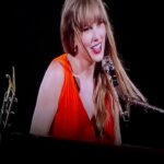 Iva Domingues Instagram - Foram mais de 3 horas, repito, 3 horas!!!! A cantar, a dançar e a dar tudo em palco! De uma entrega absoluta, sem falhar uma nota, de uma simpatia contagiante e de uma proximidade com o público, como nunca vi … Taylor é magnífica. Magnética! É uma das mulheres mais bonitas que alguma vez vi ao vivo . Tem tanto de talento como de altura! Caramba, e olhem que a mulher é mesmo muito alta ! 😅 Não está filmado ( infelizmente.. ou felizmente porque ficará para sempre tatuado na minha memória) mas a meio do concerto, depois da actuação ao piano de “Champanhe Problems” Taylor foi interrompida pelo público, com palmas e gritos, e foi ovacionada em pé, por mais de 5 minutos…Sem saber bem o que fazer, tirou os “in-ears” para ouvir melhor e profundamente comovida, sem dizer uma palavra , veio até meio do palco, gigantesco, agradecer perante aquele barulho ensurdecedor que se ouviu ontem no Estádio da Luz ! De tal forma, que a equipa técnica de iluminação decidiu acender todas as luzes do estádio como forma de agradecimento, antes de continuar com o espetáculo. Foi sem dúvida dos momentos mais marcantes que já vivi num concerto ao vivo. Terá sido talvez esse momento, que levou #taylorswift a decidir que Lisboa seria o melhor público para, pela primeira vez ao vivo, tocar #freshouttheslammer nunca cantado por Taylor até ontem . Por isso, é o único momento que partilho nas redes, para não ser spoiler dos milhares que terão o privilégio de estar hoje à noite no concerto. Agora percebo o fenómeno Taylor Swift ! Adorei ! ♥️ #taylorswift #liveperformance #firsttime #freshouttheslammer #thetorturedpoetsdepartment #taylorswiftlive