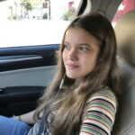 Iva Domingues Instagram - 7 anos separam estas 2 fotografias. 14 anos e 21 anos . O primeiro dia de aulas no liceu, em Santa Monica, assustada, sem saberes bem que desafios terias pela frente … e o último dia da Universidade em Vermont, orgulhosa, serena, feliz com a sensação do dever cumprido! Parece tão simples, quando se olha para estes dois momentos . Um percurso normal de uma estudante. Mas não, não foi simples, nem tão pouco foi fácil . Saiu-nos do corpo, saí-nos da alma , saí-nos do coração. Entre mudar uma vida inteira de um continente para outro, começar do zero entre trabalho e amigos, gerir ansiedades e medos, combater inseguranças, sobreviver a uma pandemia ( sem a família por perto ), acreditar que era possível, nunca desistir, mesmo quando só esse cenário parecia ser a única solução, só nós duas sabemos “ o preço “ que pagámos pela nossa escolha. Permaneceste. Permanecemos. E ainda bem. Parabéns filha! Não poderia estar mais orgulhosa de ti, da jovem adulta mulher que já és. Corajosa, inteligente, doce, meiga, respeitadora, trabalhadora, sonhadora e acima de tudo livre! Muito livre! Como sempre te disse, desde que nasceste: Não tenhas medo. Tens um mundo para descobrir! Voa, Carolina ! 🦋♥️ ( p.s. escolhi a música que tantas vezes cantámos em altos berros, juntas no carro, nas nossas viagens …👯‍♀️)
