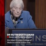 Iva Domingues Instagram - Chama-se Ruth Gottesman, é uma antiga professora da Faculdade de Medicina Albert Einstein, situada no Bronx, um dos bairros mais pobres e problemáticos da cidade de Nova Iorque . Este é o momento em que ela anuncia aos alunos que nunca mais terão de pagar propinas e que a partir do próximo ano lectivo , aquela universidade será gratuita, para sempre ! Ruth acabou de doar ( da herança que recebeu do falecido marido) MIL MILHÕES DE DÓLARES ! 🤯 Albert Einstein disse : “ os ideais que iluminaram o meu caminho são a bondade, a beleza e a verdade .” O que Albert não sabia naquela altura, é que isso seria um presságio, ele estaria também a falar de Ruth !♥️🥲 (nota: esta universidade custa cerca de 5 mil dólares por mês e muitos pais e alunos contraem empréstimos e ficam anos e anos, depois de terminarem a faculdade, com dívidas para pagar )