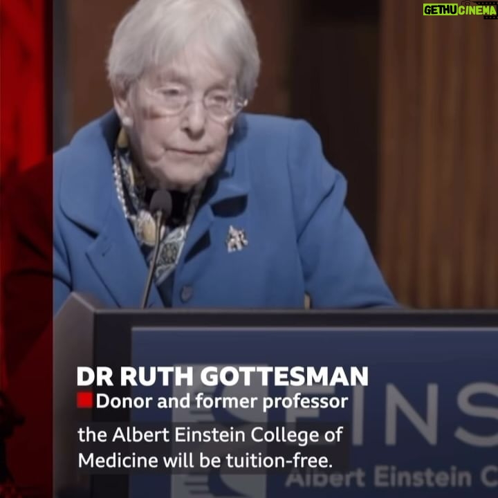 Iva Domingues Instagram - Chama-se Ruth Gottesman, é uma antiga professora da Faculdade de Medicina Albert Einstein, situada no Bronx, um dos bairros mais pobres e problemáticos da cidade de Nova Iorque . Este é o momento em que ela anuncia aos alunos que nunca mais terão de pagar propinas e que a partir do próximo ano lectivo , aquela universidade será gratuita, para sempre ! Ruth acabou de doar ( da herança que recebeu do falecido marido) MIL MILHÕES DE DÓLARES ! 🤯 Albert Einstein disse : “ os ideais que iluminaram o meu caminho são a bondade, a beleza e a verdade .” O que Albert não sabia naquela altura, é que isso seria um presságio, ele estaria também a falar de Ruth !♥️🥲 (nota: esta universidade custa cerca de 5 mil dólares por mês e muitos pais e alunos contraem empréstimos e ficam anos e anos, depois de terminarem a faculdade, com dívidas para pagar )