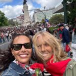 Iva Domingues Instagram - O Povo saiu à rua… não me lembro, em muitos anos, de ver tanta gente !!! Viva a Liberdade ! #25deAbrilSempre #FascismoNuncaMais