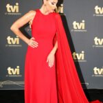 Iva Domingues Instagram - Parabéns TVI ! ♥️ Styling @goncalomello Vestido @rosa_clara Make up @martacruz_makeup_lifestyle Cabelos @maryjane.hairstylist Jóias @terzihan.lisboa @tvioficial @ruivalido