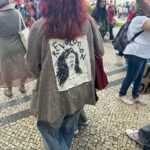 Iva Domingues Instagram - O Povo saiu à rua… não me lembro, em muitos anos, de ver tanta gente !!! Viva a Liberdade ! #25deAbrilSempre #FascismoNuncaMais