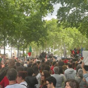 Iva Domingues Instagram - O Povo saiu à rua… não me lembro, em muitos anos, de ver tanta gente !!!

Viva a Liberdade ! 
#25deAbrilSempre #FascismoNuncaMais