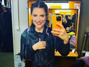 Ivana Korolová Instagram - Láska v přímém přenosu a podoby tohodle představení😊🎭❤️ Susan- zdánlivě šťastná žena, Melody- fanynka rockové hvězdy a Laura- žena, toužící po lasce svého vytíženého muže. Korolka- happy woman s kolegyní a kámoškou @tyna_frej  @divadlo_kalich @tyna_frej  #divadlo #miluju #komedie