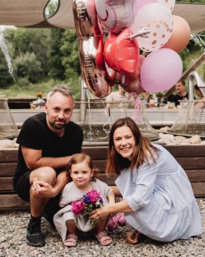 Ivana Korolová Instagram - Zastav se okamžiku, jsi nádherný… (J.W. Goethe)
Musím se podělit o tyhle krásný fotky z oslavy naší Amelinky(ač jsem to zvažovala dlouho)…❤️🥳 Jednak pro to, že chci poděkovat mojí @alzbeta.zidkova za to, jak vždycky všechno umí zachytit v nejkrásnější moment a taky děkuju živote… tak mě bavíš❤️❤️❤️ 
Kamarádi, užívejte každou minutu, každou fázi, to je TO! O tom to je❤️ Ne, si říkat, ježiš, ať už chodí, ať už umí na nočník, ať už je samostatná…

Na začátku mojí mamafáze mi někdo řekl: ,,hlavně s ní neusínej, nech ji usínat samotnou, ať si na to nezvykne”… To je jeden z našich nej rituálů, kdy po celým dni plná dojmu usíná vedle maminky v bezpečí a já na ni pak koukám, když spí a furt se kochám, že je naše…❤️ Pak odejdu do svý postele a ona celou noc spinká sama… Až mě někdy mrzí, že v noci třeba nepříjde.😊 Zkrátka… žijme teď a tady a v tenhle moment.❤️ #laska @okem_betky 

Nějak se letos k těm třetím narozkám dojímám a cejtím takovou vděčnost za svou velkou rodinu. 😊 Až jsem patetická po dlouhý době.🤣 
A taky děkujeme @chabrybarna  za úžasný servis, dobroty a lásku.😘
 
Miluju Tě, famílie naše…❤️