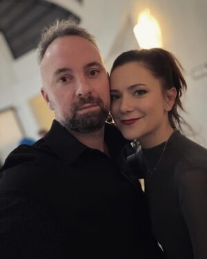 Ivana Korolová Instagram - A tak jsme se hodili do gala a vyrazili po 5ti letech spolu do divadla na premču.💗 
A kdyby mě netlačily nový lodičky a kdybych si cestou z divadla nezarazila podpatek mezi dlaždici a kanál tak, že jsem šla domů málem bosa, prochodili bysme půl Prahy.😂🥰
Ale i tak… milujeme chodit kamkoliv ve třech, ale sami dva… to občas fakt chce❤️ 
Určitě znáte…😊 
#mydva @jvdrmmr @divadlo_lucie_bile @agentura_harlekyn