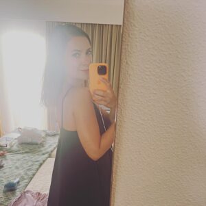 Ivana Korolová Instagram - Zdánlivě vyklidněná matka… @tereza.voriskova  už chápu, proč po dovolený sama s dětma potřebuješ dovču… Byly jsme tu samy dva dny a to je Am zlatá. Ale asi první puberta a nevim, co to jako na mámu začla zkoušet, ale zítra ráno mizim běhat podél moře (Jirka je zpět) a vrátim se až na večeři.🙈🤣 
V kostce? 
Chci nechci proč jo ne kdy kam chci nechci proč jo ne kdy kam. Koupim nechce nekoupim chce jdu nejde nejdu jde spat nespat pohadka domluva plati neplati atd atd … uf!!! Pláč ona já obě hladí omlouvá se a pak se to celý opakuje ješte několikrát za den… 
Dobrou noc😊 
Jojo slabší dny existujou.  Držme se, mámy.❤️
Stejně pořád dokola vysvětluju a snažím se, aby to pochopila, je to únavný…😊 Ale potřebný..🥰