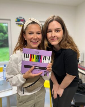 Ivana Korolová Instagram - Dnešní obohacující setkání a natáčení se @stekaanka , která je prostě skvělá! 🥳 Učí individuálně děti anglinu a hudebku, má svoji soukromou školu, napsala super učebnice, díky kterým může hrát na klavír každej a taky radí všem dětem se vším možným, co se týká školy. Sledujte ji na tiktoku nebo hír😊  Já si odvážím tenhle zpěvník a těším se, že se konečně budu umět doprovodit u písniček a ne jen hrát podle not Chopina.😊🎹 Děkujuuuu! #klavir #ucebnice #akordy #skolahrou