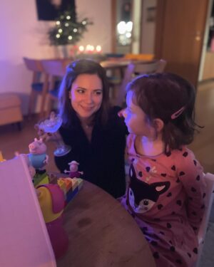 Ivana Korolová Instagram - Štěstí a láska❤️🎄🥰
Tak jako všem mi události posledních dní vzaly vítr z plachet. Slova došla. Tolik soucítím se všemi… chodila jsem do školy hned naproti…

Ale protože nikdy není úplný bezvětří, pořád člověk pluje, byť skoro neviditelně, na vlnách lásky, maličkostí a semknutí.❤️ Protože kdyby zakotvil, vyhrála by ta druhá strana, co nemá srdce a to na plné čáře. A to nesmíme dopustit! 
Láskou navzdory❤️ 

#laska #mir #vanoce #klid