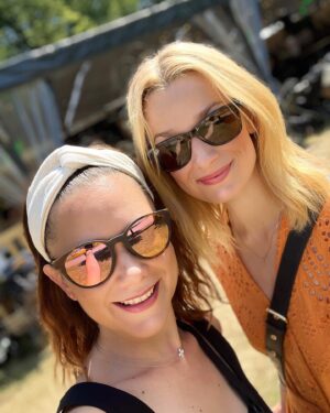 Ivana Korolová Instagram - KVIFF🎬
Od 15ti kámošky🥰
Před 15ti lety poprvé ve Varech
A tak jsme se dnes viděly aspoň 15 minut😂
 @marika.soposka @kviff #festival #bestfriends