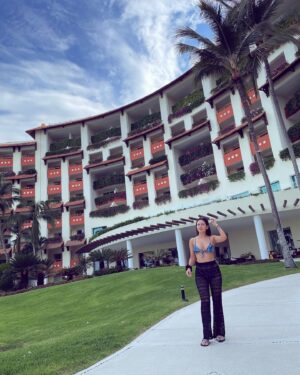 Ivana Baquero Instagram - Nayarit files 📷 

What a wonderful and relaxing time at @grandvelasnay 🩵 
From the superb food and drinks, to the best staff, amazing activities, warm ocean water and purple sunsets... an unbeatable holiday!

#myvelasexperience #summer #holiday #mexico #rivieranayarit #puertovallarta