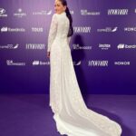 Ivana Baquero Instagram - Thank you @woman_es for such a good time! Bellísima noche en ocasión de los Premios Woman, celebrando a mujeres extraordinarias y en compañía de mujeres maravillosas a las que admiro infinitamente 💜 Y por eso hoy, en especial, celebro a mi maravilloso equipo en @bedelkatalent , y a todas las mujeres que me acompañan en ésta aventura de vida y que me enseñan e inspiran día tras día. MU&H: @kleykafe for @diorbeauty Joyas: @joyeriasuarez Dress: @inmalinares Heels: @stevemaddenesp Gracias @galleryroomc