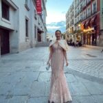 Ivana Baquero Instagram – Gracias @elle_spain por organizar una noche tan importante y tan emotiva. Es fundamental poner el foco en la investigación y en el avance científico de enfermedades, y esta noche hemos unido fuerzas y compartido historias en la tercera edición de la gala solidaria “Elle Cancer Ball” en apoyo a la Asociación Española contra el Cáncer, y en honor a l@s glardond@s. 

Gracias también a @pronovias por contar conmigo y llevarme de la mano en una ocasión tan especial como ésta. 
Y por supuesto a mi super equipo de @bedelkatalent ¡sois lo más! 💕

👗: @pronovias 
💆🏻‍♀️/💄: @kleykafe x @diorbeauty 

#ElleCancerBall