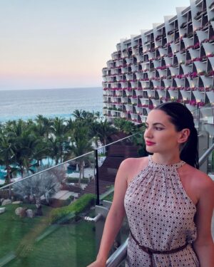 Ivana Baquero Instagram - Summer nights at @grandvelascabos 
Stunning view, but what came next was even better.... 🍽🍷 
And if you know me, you know the way to my heart is through my stomach!! 
#GrandVelas #MyVelasExperience